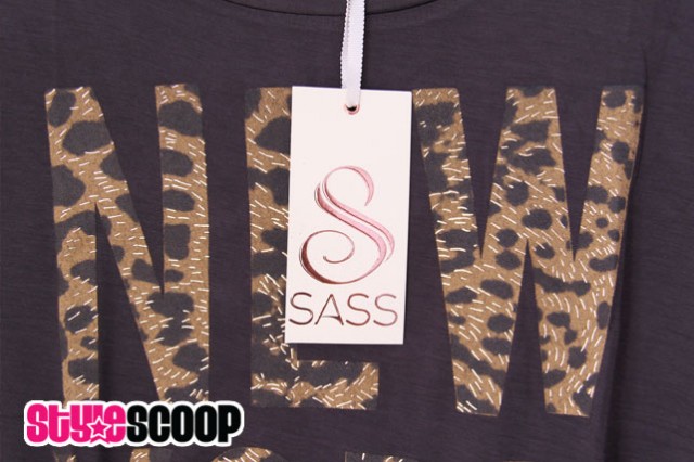 stylescoop-style36-sass-off-the-shoulder-printed-tee-detail