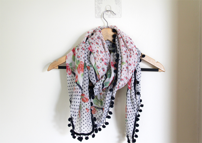 stylescoop-old-khaki-zenita-pom-pom-scarf